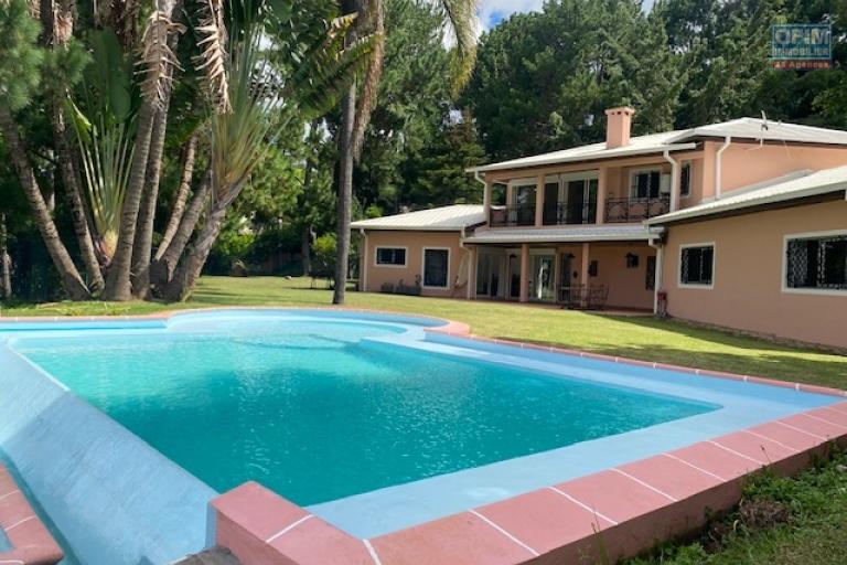 Une villa F7 avec beau jardin et piscine à débordement à Ambatobe d'un terrain de 2 500m2