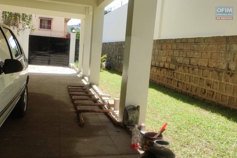 OFIM Immobilier loue une Villa F8 sur Ankerana qui est à moins de 10 min d'Ankorondrano et environ 15min du Lycée Français de Tananarive Ambatobe