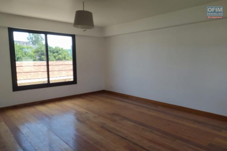 À louer un appartement de standing de type T5 en duplex dans un endroit calme et sécurisé et à deux pas du centre commercial LEADER PRICE, sise à Ambohibao Andranomena