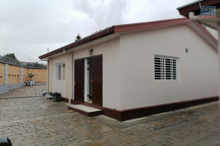 À louer 3 villas plain pied neuves mitoyenne bien sécurisées dans un quartier résidentiel à 10minutes de l'aéroport sis à Mandrosoa Ivato