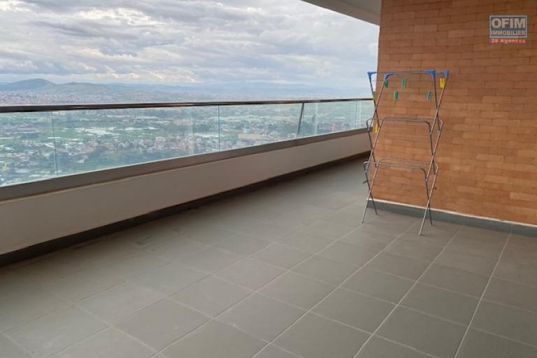 Un grand appartement T4 meubl&eacute; sur la haute ville &agrave; Ambohipotsy ( CONTACT LALAINA)