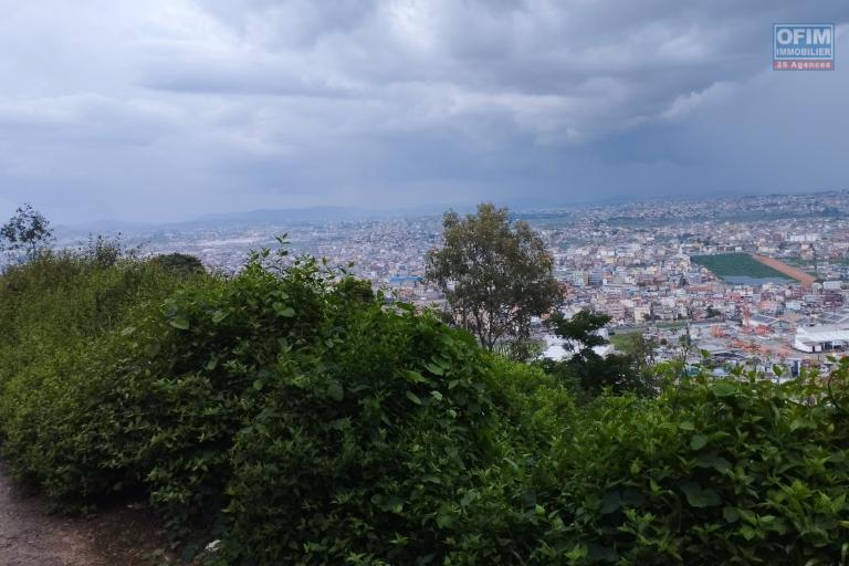 Beau terrain de 2 200 m2 avec une vue imprenable sur la Tanà à Fort Voyron- Atananarivo