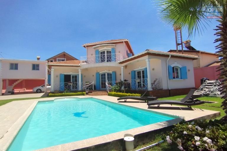 Prix n baisse!!! Belle villa F4 avec piscine dans un quartier calme à Ilaivola Ivato- Antananarivo