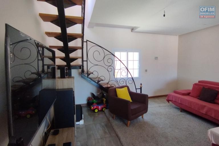 Prix n baisse!!! Belle villa F4 avec piscine dans un quartier calme à Ilaivola Ivato- Antananarivo