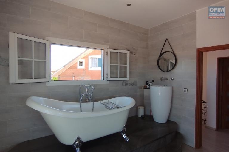 Prix n baisse!!! Belle villa F4 avec piscine dans un quartier calme à Ilaivola Ivato- Antananarivo