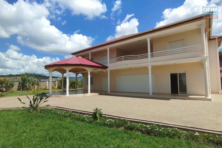 Une grande propriété de 2026 m2 avec villa F8 dessus à Andoharanofotsy- Antananarivo