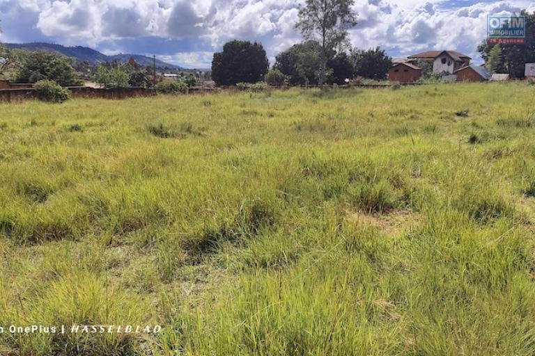 OFFRE DU MOIS A vendre beau terrain cl&ocirc;ture de 4414M2 anosiala. Contact rapide