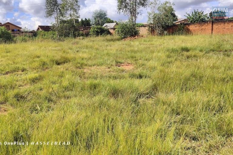 OFFRE DU MOIS A vendre beau terrain clôture de 4414M2 anosiala. Contact rapide +261 34 02 443 04