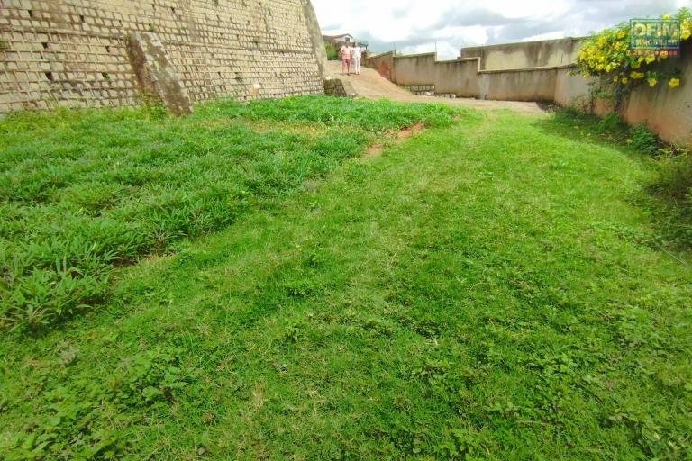 Terrain de 446 m2, entièrement clôturé, plat, prêt à bâtir à Ifarihy By pass-Antananarivo