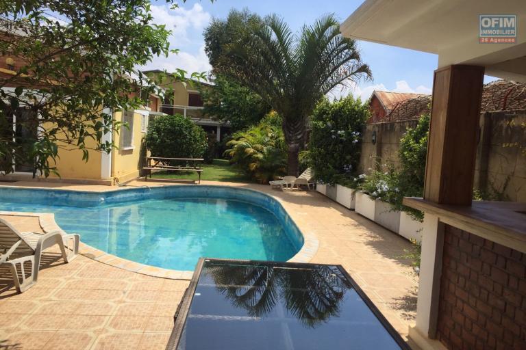 Villa F6 entièrement meublé avec piscine et coin jardin en location sur Anosy Avaratra à 30min d'Ankorondrano.
