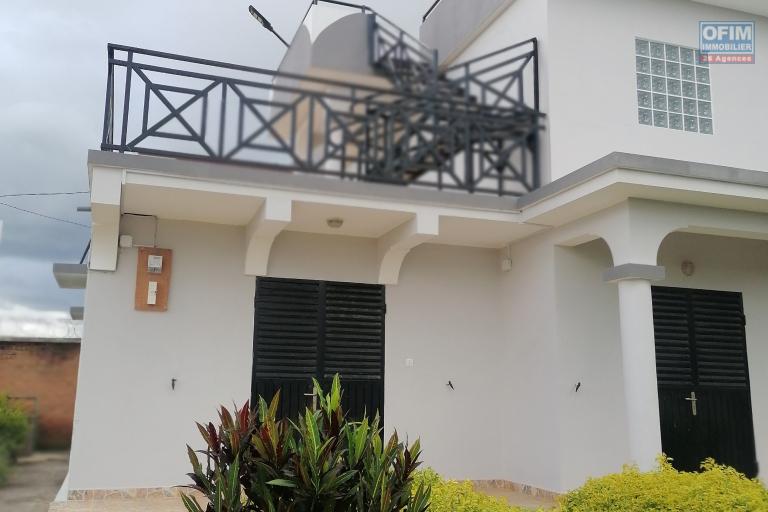 À vendre une villa neuve à étage de type F4 sur un terrain de 510 m2 dans un quartier résidentiel de Anosiala Ambohidratrimo non loin golf du Rova