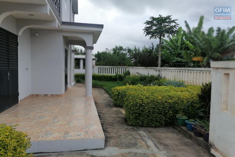 À vendre une villa neuve à étage de type F4 sur un terrain de 510 m2 dans un quartier résidentiel de Anosiala Ambohidratrimo non loin golf du Rova
