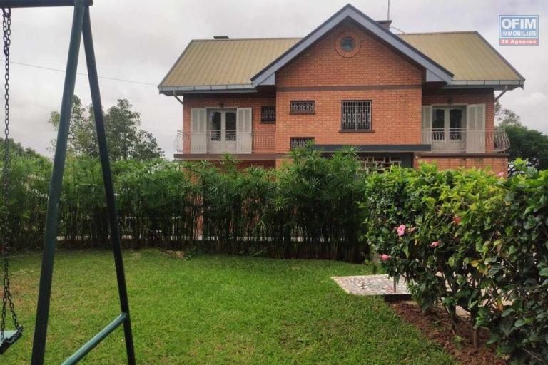 OFIM immobilier loue une charmante villa à étage sur un terrain de 1500m2 avec jardin et terrain de tennis et pieds dans l'eau sur Ivandry.