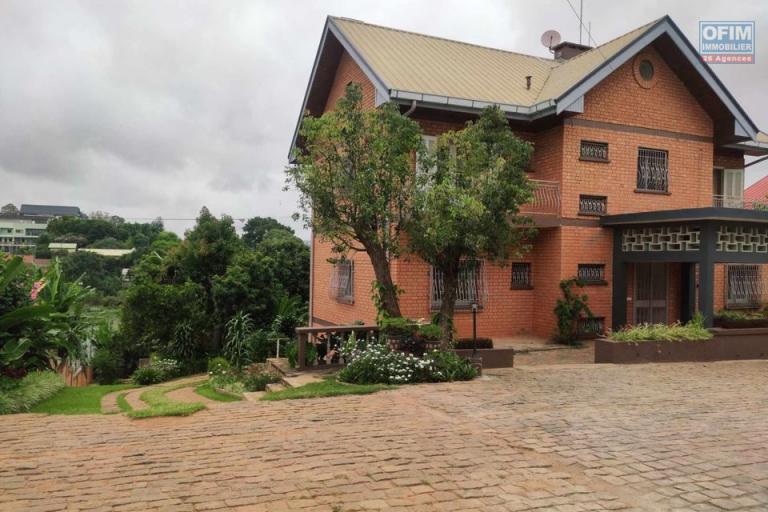 OFIM immobilier loue une charmante villa à étage sur un terrain de 1500m2 avec jardin et terrain de tennis et pieds dans l'eau sur Ivandry.