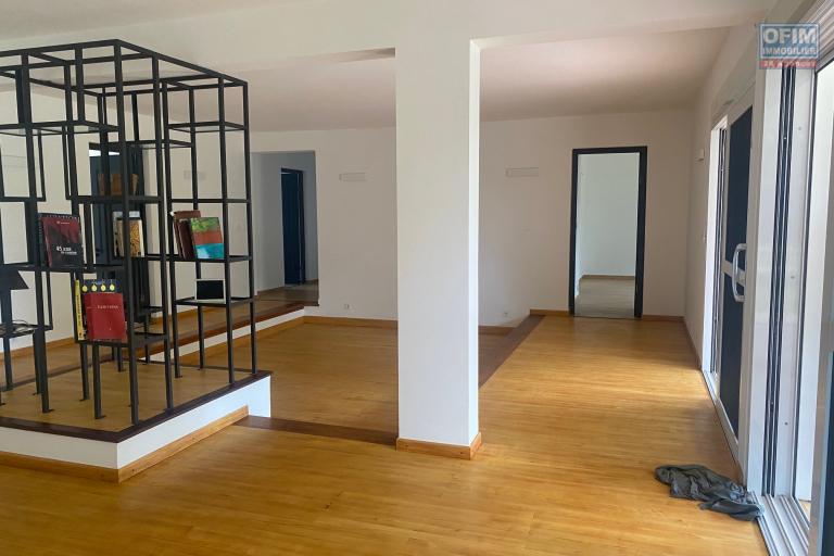 Un grand appartement T4 au rez de jardin à Ambatobe