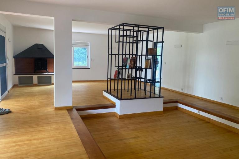 Un grand appartement T4 au rez -de jardin &agrave; Ambatobe pr&egrave;s du Lyc&eacute;e Fran&ccedil;ais