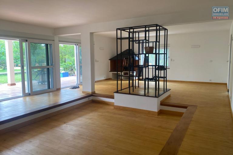 Un grand appartement T4 au rez -de jardin &agrave; Ambatobe pr&egrave;s du Lyc&eacute;e Fran&ccedil;ais
