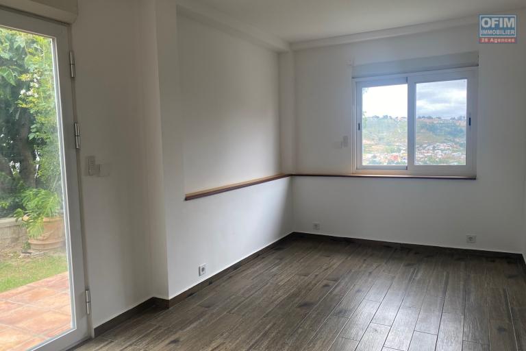 Un grand appartement T4 au rez -de jardin &agrave; Ambatobe pr&egrave;s du Lyc&eacute;e Fran&ccedil;ais