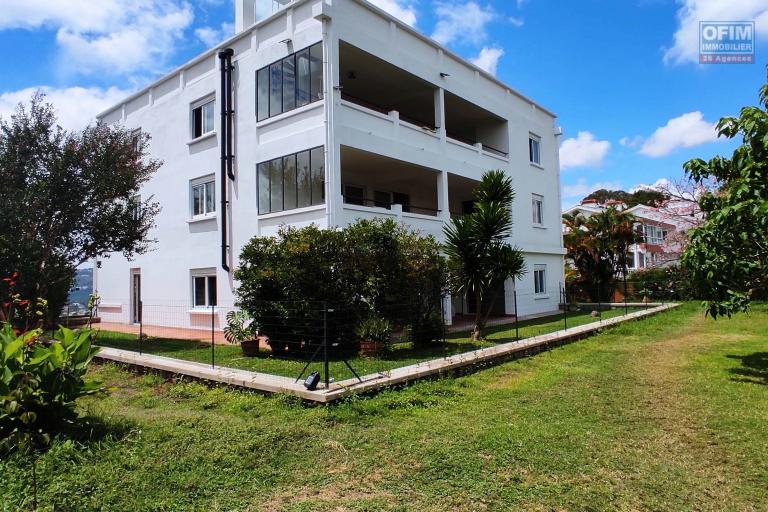 location d'un spacieux appartement dans une résidence à 7minutes à pieds du lycée Français à Ambatobe