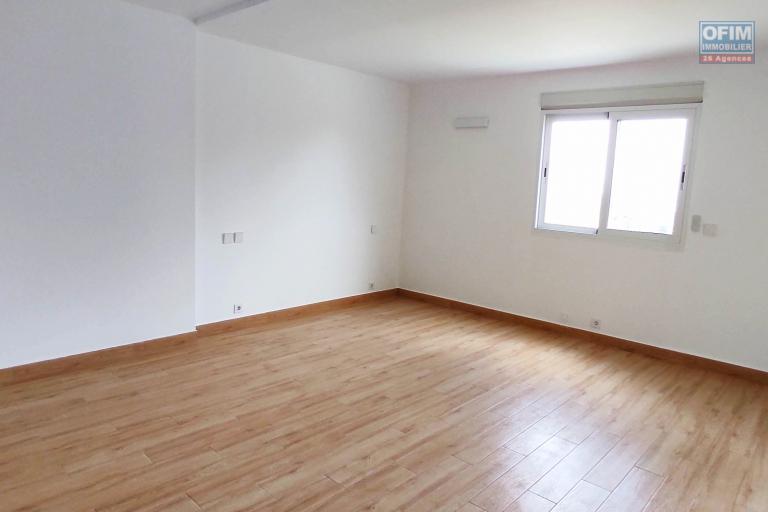 location d'un spacieux appartement dans une résidence à 7minutes à pieds du lycée Français à Ambatobe