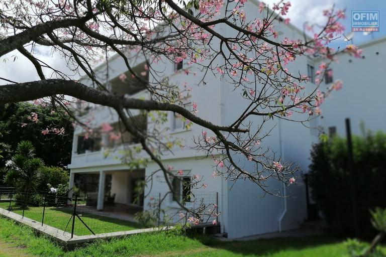 À louer 2 appartements de standing type T4 au rez-de-chaussée et 1ère étage d'un bâtiment de R+3 avec une belle vue imprenable sis à Ambatobe et non loin du lycée français