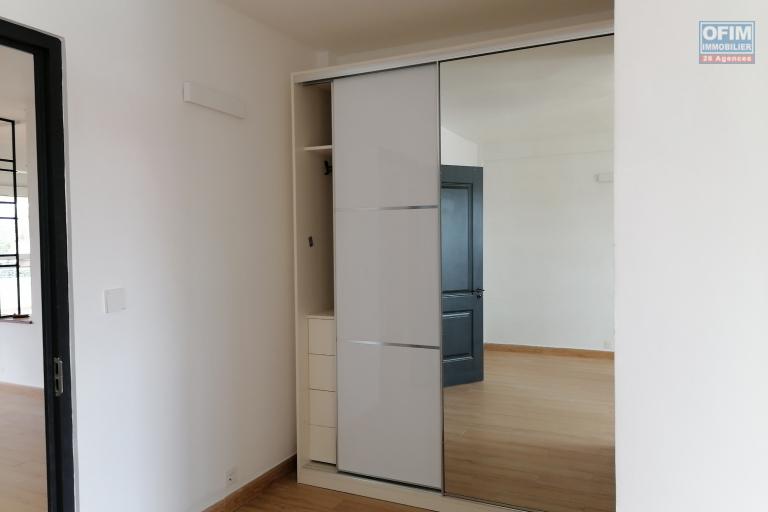 À louer 2 appartements de standing type T4 au rez-de-chaussée et 1ère étage d'un bâtiment de R+3 avec une belle vue imprenable sis à Ambatobe et non loin du lycée français