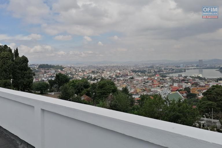 À louer 2 appartements de standing type T4 au rez-de-chaussée et 1ère étage d'un bâtiment de R+3 avec une belle vue imprenable sis à Ambatobe et non loin du lycée français