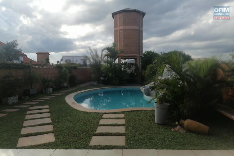 À louer une villa de standing style maison traditionnelle de type F5 avec piscine dans un quartier calme et reposant à 15 minutes d'Ivandry sur la nouvelle rocade Tsarasaotra sis à Ambatolampy Tsimahafotsy.