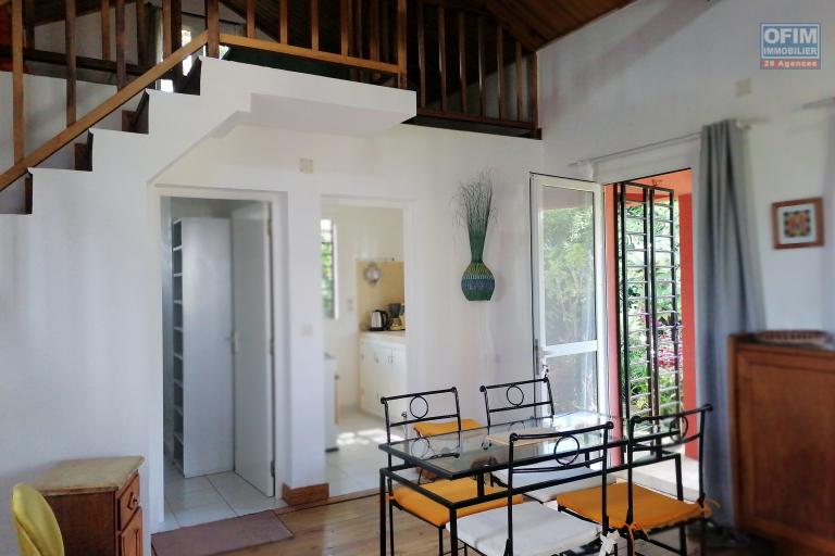 En location une belle maison avec mezzanine entièrement meublée et équipée dans un cadre verdoyant, calme et sécurisé sis à Ambohijanahary Ambohibao