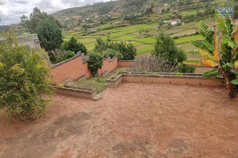 OFIM Immobilier met en vente une villa F4 plain pied sur Ambohimalaza sur un terrain de 1162m2 et d'une surface bâtie 200m2, facile d'accès à quelques mètres de la route principale.
