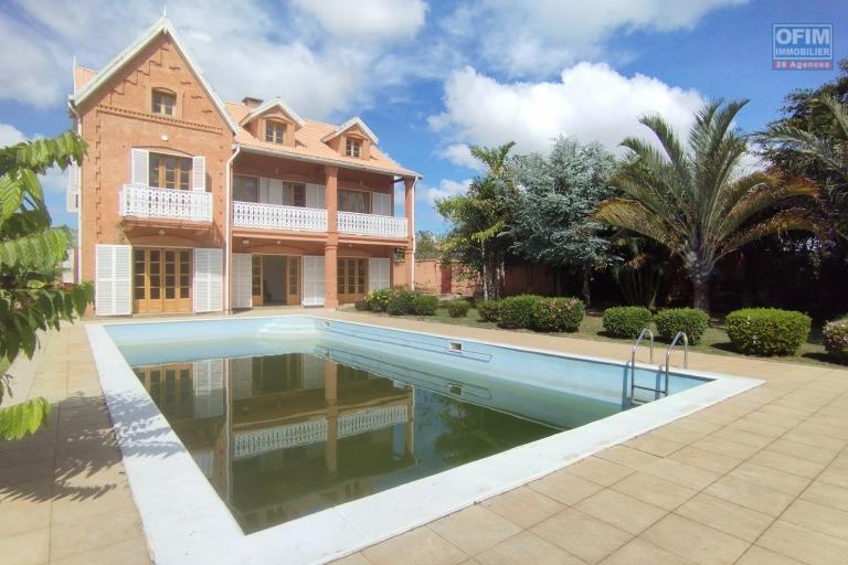 Belle villa traditionnelle F4 avec piscine à Ambohitrimanjaka-Antananarivo - Villa avec piscine