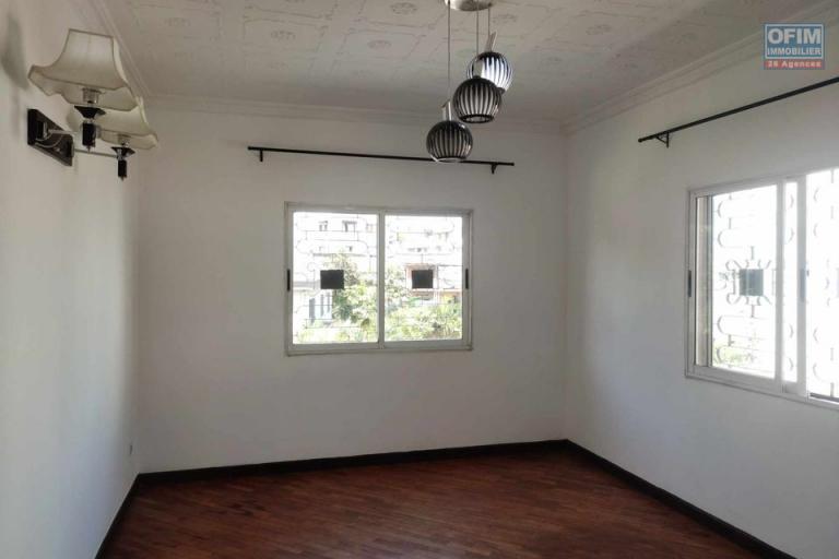 OFIM immobilier offre en vente une villa à étage F6 sur un terrain de 635m2 sur Androhibe Ambohitrarahaba dans une résidence surveillée 24/24.