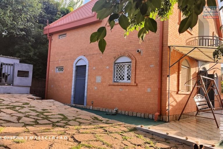 A vendre propri&eacute;t&eacute; de 1460M2 avec deux maison F4 style traditionnelle et F3 &agrave; Ambohidratrimo. Contact Mr Jacky