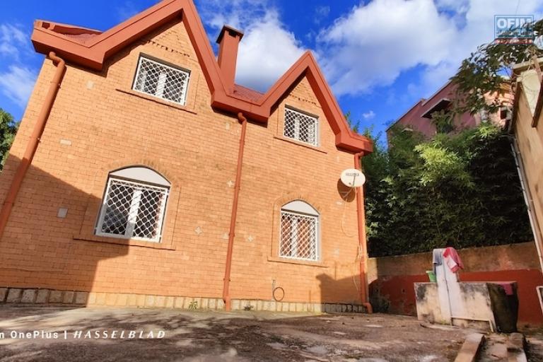 A vendre propri&eacute;t&eacute; de 1460M2 avec deux maison F4 style traditionnelle et F3 &agrave; Ambohidratrimo. Contact Mr Jacky