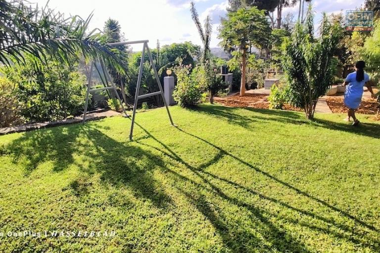 A vendre propri&eacute;t&eacute; de 1460M2 avec deux maison F4 style traditionnelle et F3 &agrave; Ambohidratrimo. Contact Mr Jacky