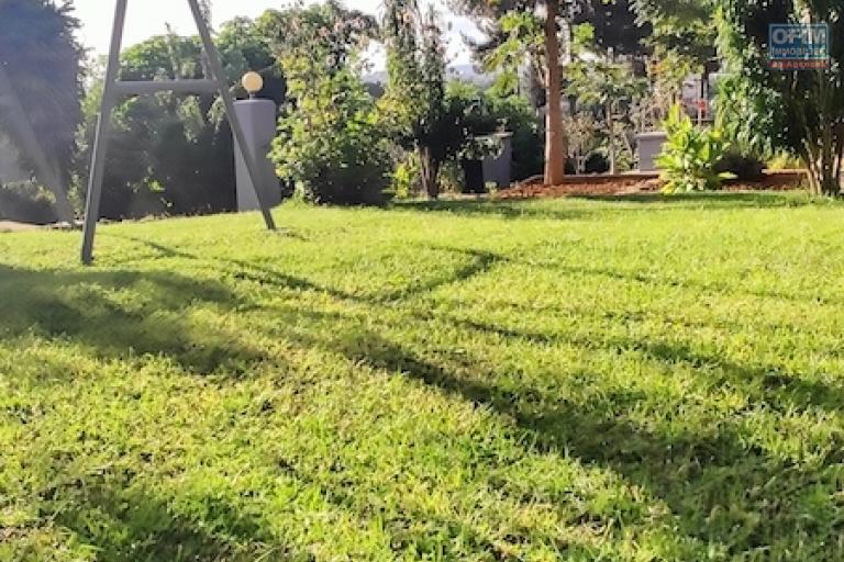 A vendre propri&eacute;t&eacute; de 1460M2 avec deux maison F4 et F3 &agrave; Ambohidratrimo. Contact Mr Jacky 034 02 443 04