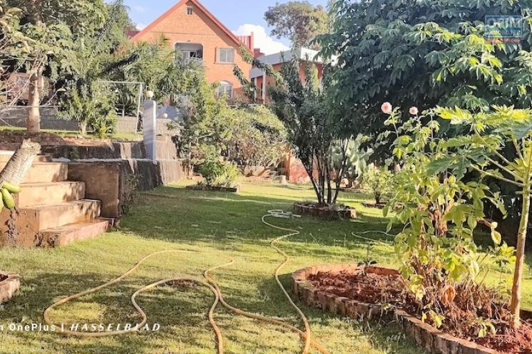 A vendre propri&eacute;t&eacute; de 1460M2 avec deux maison F4 style traditionnelle et F3 &agrave; Ambohidratrimo. Contact Mr Jacky