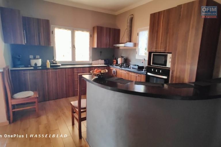 A vendre propri&eacute;t&eacute; de 1460M2 avec deux maison F4 style traditionnelle et F3 &agrave; Ambohidratrimo. Contact Mr Jacky