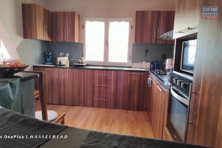 A vendre propri&eacute;t&eacute; de 1460M2 avec deux maison F4 et F3 &agrave; Ambohidratrimo. Contact Mr Jacky 034 02 443 04