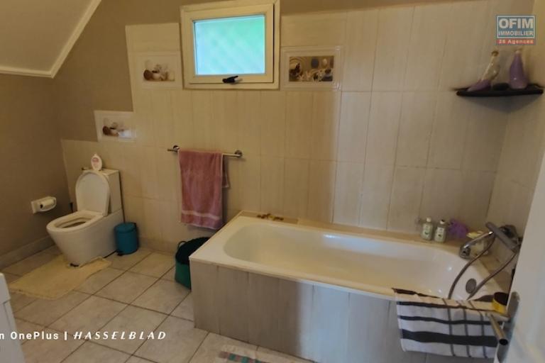 A vendre propri&eacute;t&eacute; de 1460M2 avec deux maison F4 style traditionnelle et F3 &agrave; Ambohidratrimo. Contact Mr Jacky