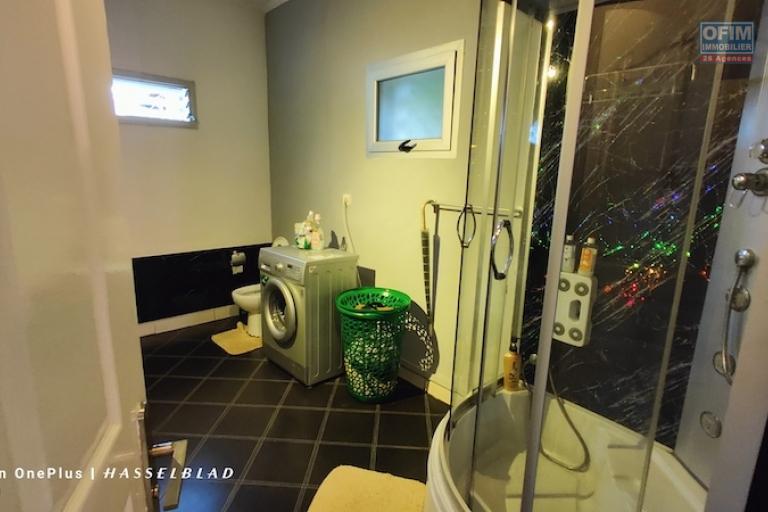 A vendre propriété de 1460M2 avec deux maison F4 et F3 à Ambohidratrimo. Contact Mr Jacky