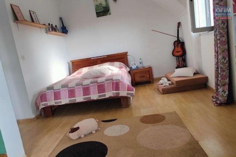 A vendre propri&eacute;t&eacute; de 1460M2 avec deux maison F4 style traditionnelle et F3 &agrave; Ambohidratrimo. Contact Mr Jacky