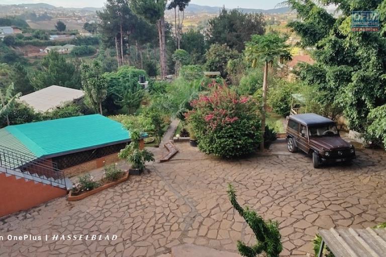 A vendre propri&eacute;t&eacute; de 1460M2 avec deux maison F4 et F3 &agrave; Ambohidratrimo. Contact Mr Jacky 034 02 443 04