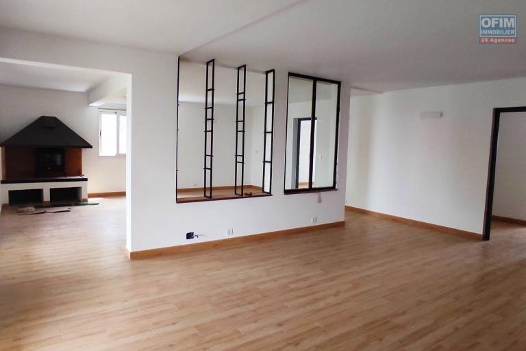 OFIM immobilier loue des appartements T4 neufs et moderne de 200m2 de surface habitable avec un jardin verdoyant sur Ambatobe à 2min du Lycée Français.