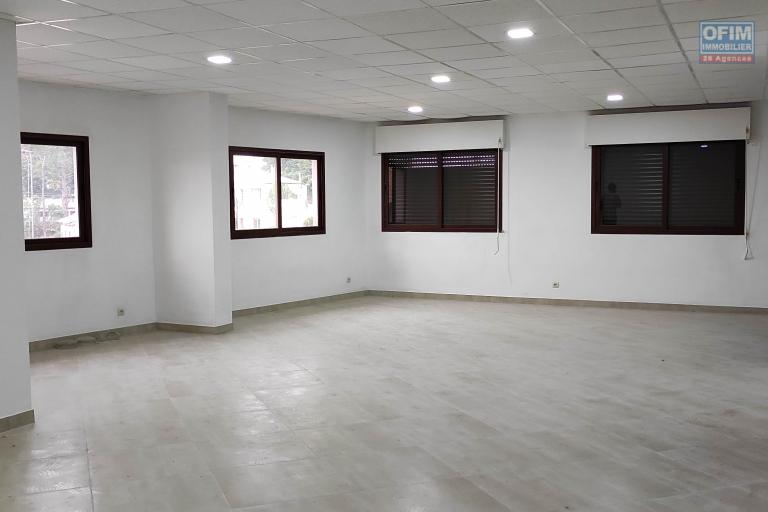 un local professionnel ou commercial de  450m2 en bord de la route à Ankadivato