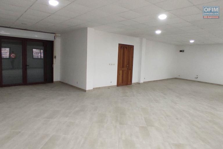 un local professionnel ou commercial de  220 m2 en bord de la route à Ankadivato