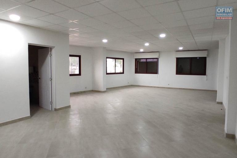 un local professionnel ou commercial de  450m2 en bord de la route à Ankadivato
