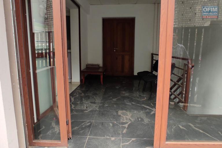 un local professionnel ou commercial de  220 m2 en bord de la route à Ankadivato