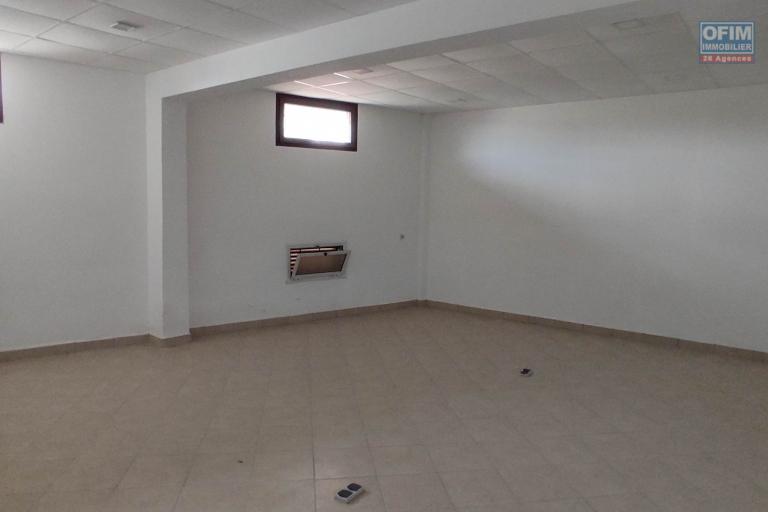 un local professionnel ou commercial de  220 m2 en bord de la route à Ankadivato