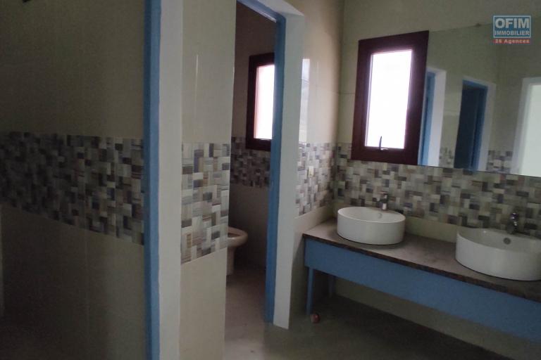 un local professionnel ou commercial de  450m2 en bord de la route à Ankadivato